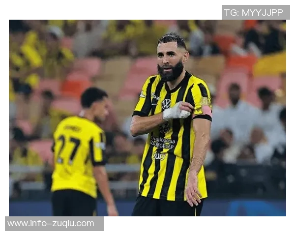 本泽马年薪高达1亿却遭侮辱性续约报价宣布无限期罢赛引发热议